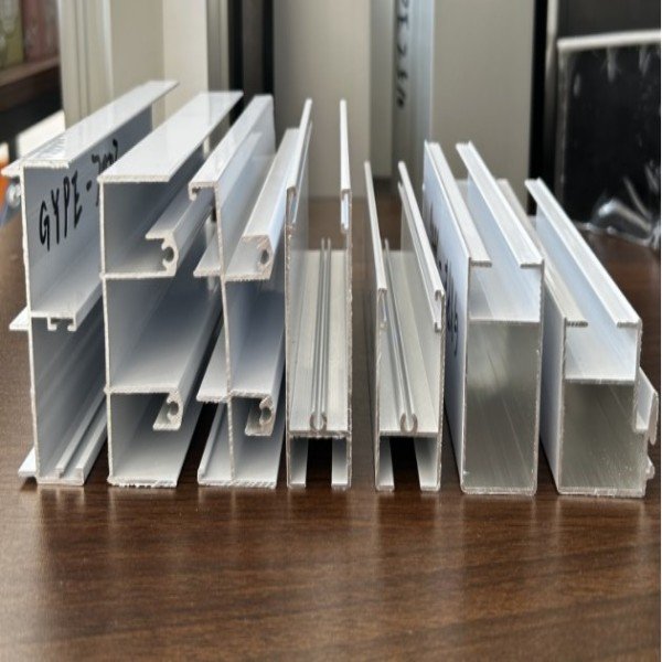 Vista del perfil de aluminio con rotura de puente térmico Serie 70, diseñado para el clima de Perú. Muestra su estructura multicámara y tecnología de aislamiento, resolviendo eficazmente problemas de condensación, corrosión y alto consumo energético.